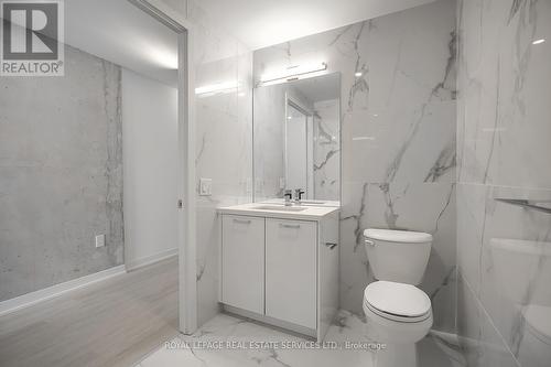 1414 - 195 Mccaul Street, Toronto, ON - Indoor Photo Showing Bathroom