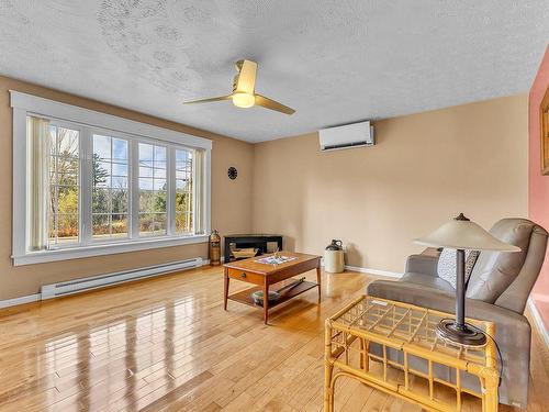 Living room - 10 Rue Fanny, Val-Des-Monts, QC - Indoor