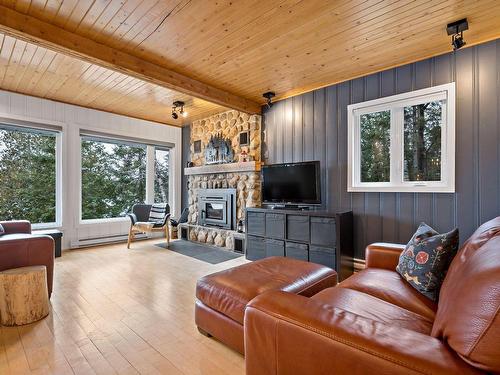 Salon - 932 Ch. Du Lac-Chaud, La Macaza, QC - Indoor Photo Showing Living Room With Fireplace