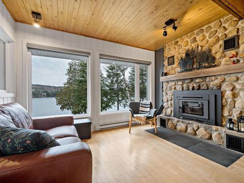 Salon - 932 Ch. Du Lac-Chaud, La Macaza, QC - Indoor Photo Showing Living Room With Fireplace