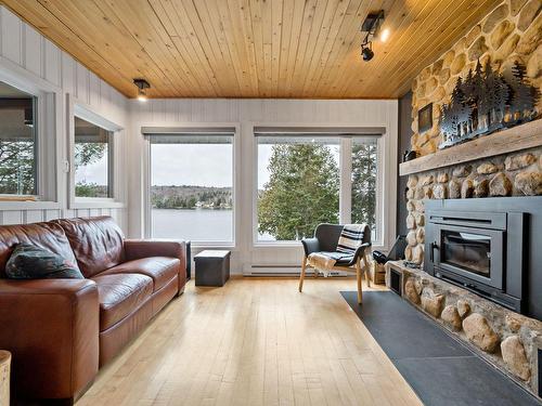 Salon - 932 Ch. Du Lac-Chaud, La Macaza, QC - Indoor Photo Showing Living Room With Fireplace