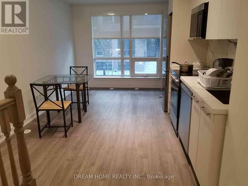 32 - 871 Sheppard Avenue W, Toronto, ON - Indoor Photo Showing Kitchen