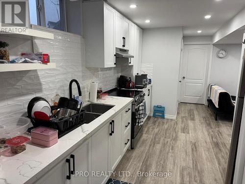 997 Francine Crescent, Mississauga, ON - Indoor Photo Showing Kitchen With Double Sink With Upgraded Kitchen