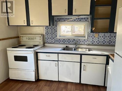 17 Victoria St, Sault Ste Marie, ON - Indoor Photo Showing Kitchen With Double Sink