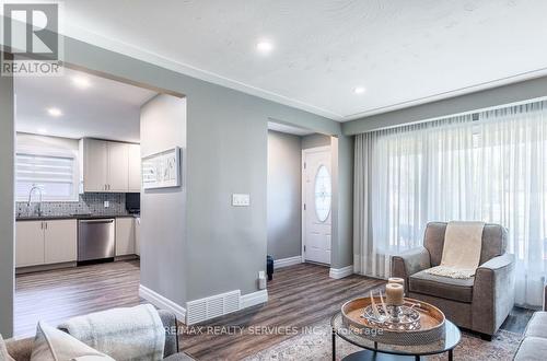 96 Purdy Crescent, Hamilton, ON - Indoor Photo Showing Living Room