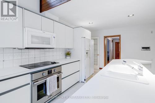 18 Burnt Log Crescent, Toronto, ON - Indoor Photo Showing Kitchen