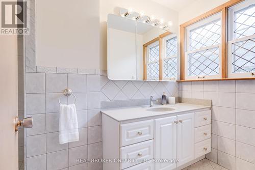 18 Burnt Log Crescent, Toronto, ON - Indoor Photo Showing Bathroom