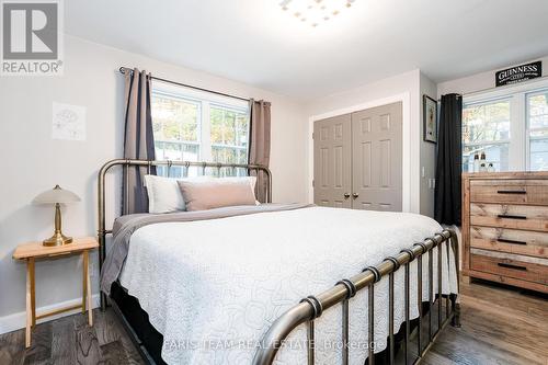 33 Frank Street, Wasaga Beach, ON - Indoor Photo Showing Bedroom