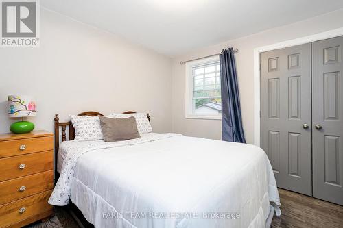 33 Frank Street, Wasaga Beach, ON - Indoor Photo Showing Bedroom