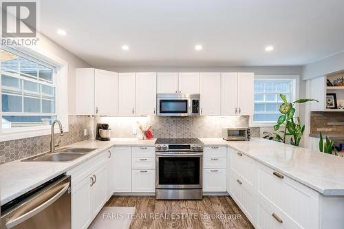 33 Frank Street, Wasaga Beach, ON - Indoor Photo Showing Kitchen With Double Sink With Upgraded Kitchen