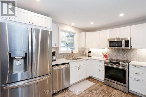 33 Frank Street, Wasaga Beach, ON - Indoor Photo Showing Kitchen With Double Sink With Upgraded Kitchen