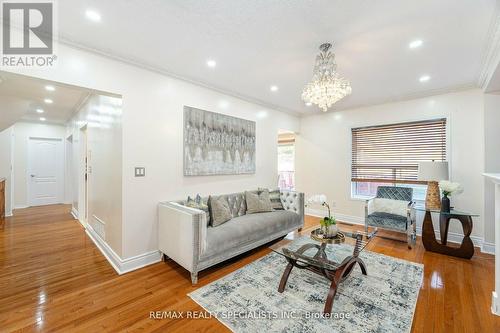 36 Dunvegan Crescent, Brampton, ON - Indoor Photo Showing Living Room