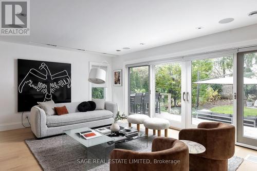 22 Queen Anne Road, Toronto, ON - Indoor Photo Showing Living Room