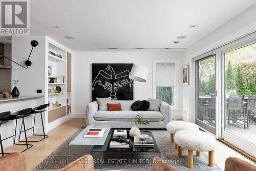 22 Queen Anne Road, Toronto, ON - Indoor Photo Showing Living Room