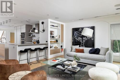 22 Queen Anne Road, Toronto, ON - Indoor Photo Showing Living Room