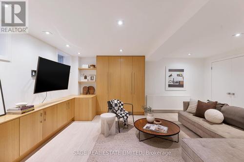 22 Queen Anne Road, Toronto, ON - Indoor Photo Showing Living Room