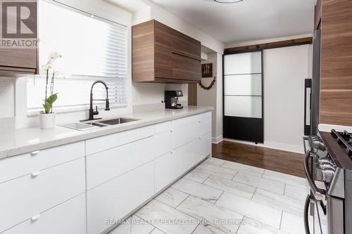 5 East John Street N, Innisfil, ON - Indoor Photo Showing Kitchen With Double Sink