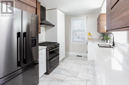 5 East John Street N, Innisfil, ON - Indoor Photo Showing Kitchen With Upgraded Kitchen