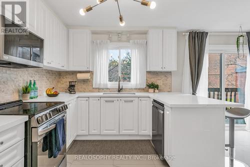 32 - 4156 Fieldgate Drive, Mississauga, ON - Indoor Photo Showing Kitchen With Double Sink With Upgraded Kitchen