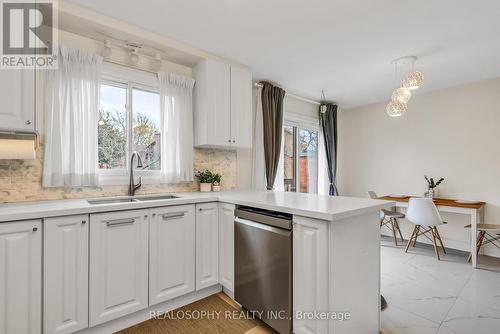 32 - 4156 Fieldgate Drive, Mississauga, ON - Indoor Photo Showing Kitchen With Double Sink With Upgraded Kitchen