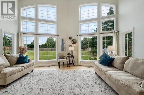 12431 Dublin Line, Halton Hills, ON - Indoor Photo Showing Living Room