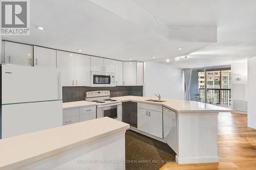 Ph2 - 77 Maitland Place, Toronto, ON - Indoor Photo Showing Kitchen