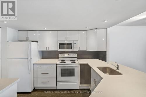 Ph2 - 77 Maitland Place, Toronto, ON - Indoor Photo Showing Kitchen