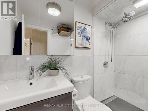 Th 112 - 60 Homewood Avenue, Toronto, ON - Indoor Photo Showing Bathroom