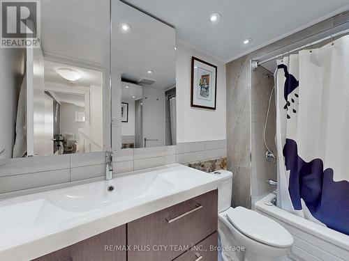 Th 112 - 60 Homewood Avenue, Toronto, ON - Indoor Photo Showing Bathroom