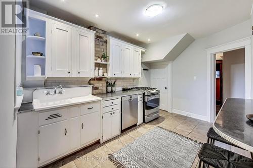 33 Hampton Avenue, Toronto, ON - Indoor Photo Showing Kitchen