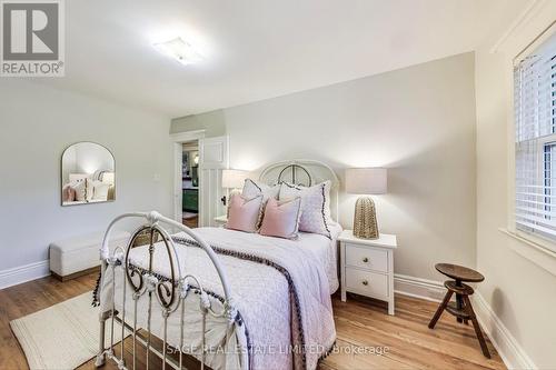 33 Hampton Avenue, Toronto, ON - Indoor Photo Showing Bedroom