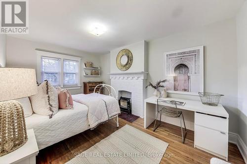 33 Hampton Avenue, Toronto, ON - Indoor Photo Showing Bedroom