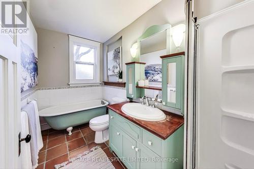 33 Hampton Avenue, Toronto, ON - Indoor Photo Showing Bathroom