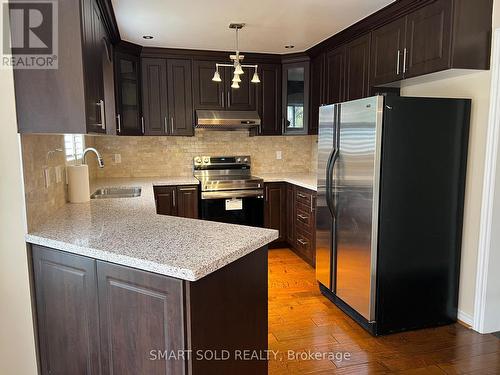 152 Elderwood Trail, Oakville, ON - Indoor Photo Showing Kitchen With Upgraded Kitchen