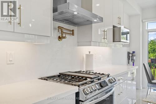 34 Paradise Way, Whitby, ON - Indoor Photo Showing Kitchen With Upgraded Kitchen