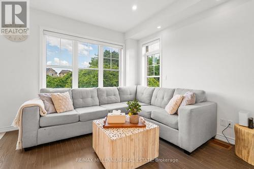 34 Paradise Way, Whitby, ON - Indoor Photo Showing Living Room