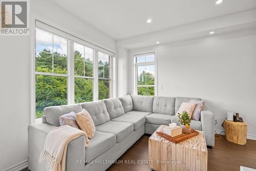 34 Paradise Way, Whitby, ON - Indoor Photo Showing Living Room