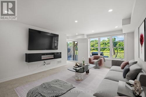 34 Paradise Way, Whitby, ON - Indoor Photo Showing Living Room