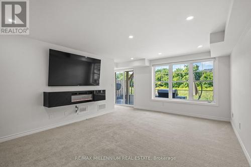 34 Paradise Way, Whitby, ON - Indoor Photo Showing Living Room