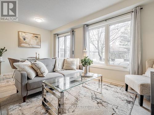 566 Walpole Crescent, Newmarket, ON - Indoor Photo Showing Living Room