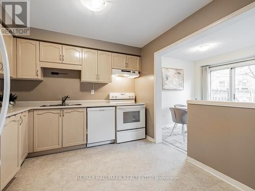 566 Walpole Crescent, Newmarket, ON - Indoor Photo Showing Kitchen With Double Sink