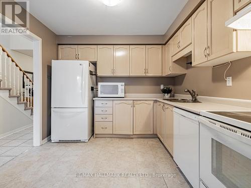 566 Walpole Crescent, Newmarket, ON - Indoor Photo Showing Kitchen With Double Sink