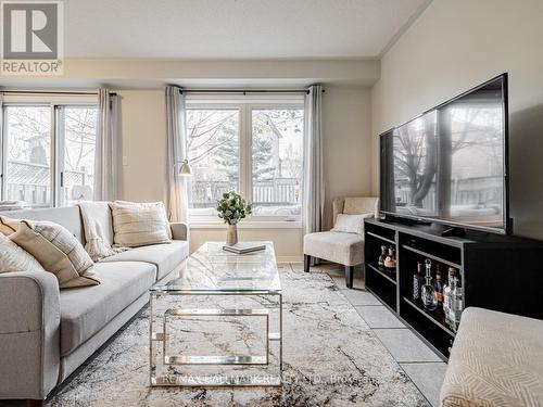 566 Walpole Crescent, Newmarket, ON - Indoor Photo Showing Living Room