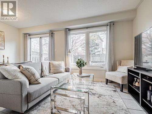 566 Walpole Crescent, Newmarket, ON - Indoor Photo Showing Living Room