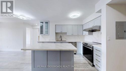 705 - 7373 Kennedy Road, Markham, ON - Indoor Photo Showing Kitchen