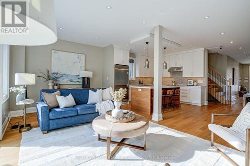 1088 Gardner Avenue, Mississauga, ON - Indoor Photo Showing Living Room