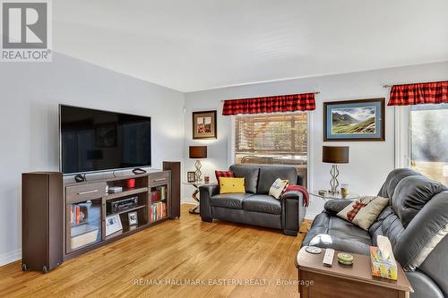 1240 Wildlark Drive, Peterborough (Monaghan), ON - Indoor Photo Showing Living Room