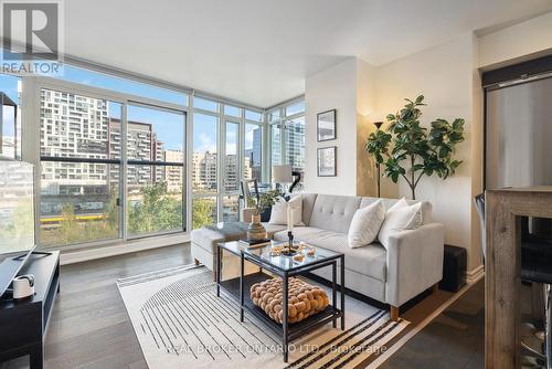 303 - 170 Fort York Boulevard, Toronto, ON - Indoor Photo Showing Living Room