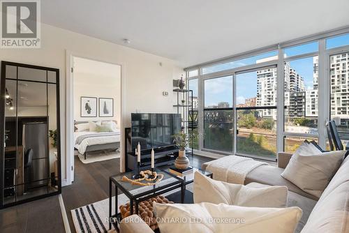 303 - 170 Fort York Boulevard, Toronto, ON - Indoor Photo Showing Living Room