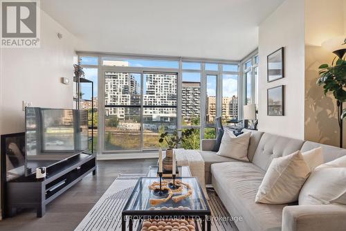 303 - 170 Fort York Boulevard, Toronto, ON - Indoor Photo Showing Living Room